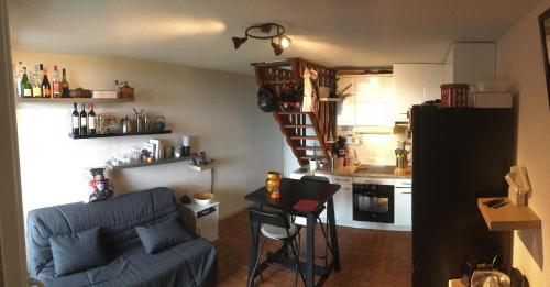 un salon avec un canapé et une cuisine dans l'établissement Chambre Chez l'Habitant BIDART à 300 M de la Mairie et Plage, à Bidart