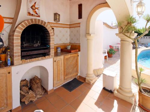 cocina con chimenea y piscina en Villa Estrella by Interhome, en Calpe