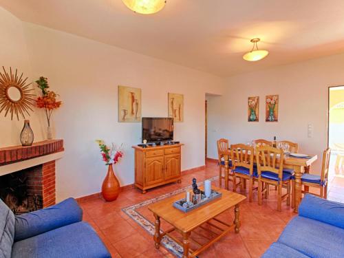 sala de estar con chimenea y comedor en Villa Dulce Vida by Interhome, en Casas de Torrat