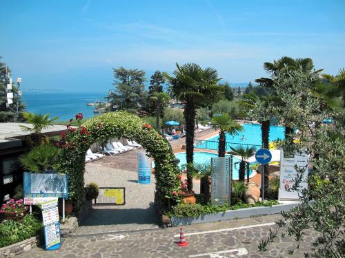 widok na ośrodek z basenem w obiekcie Holiday Home Eden-2 by Interhome w mieście San Felice del Benaco