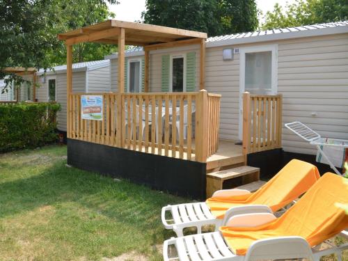 dom z tarasem z leżakami i altaną w obiekcie Holiday Home Eden-2 by Interhome w mieście San Felice del Benaco