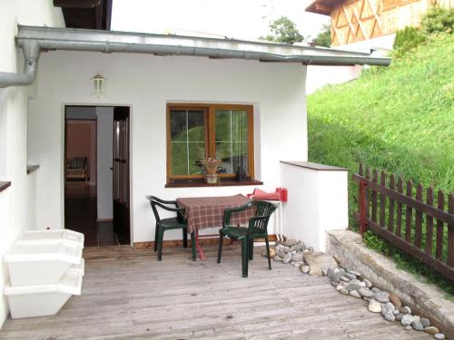 patio ze stołem i krzesłami przed domem w obiekcie Apartment Aktiv-2 by Interhome w mieście Huben