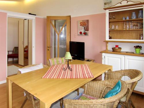 ein Esszimmer mit einem Holztisch und Stühlen in der Unterkunft Apartment Aktiv - HBN221 by Interhome in Huben