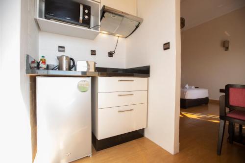 uma cozinha com um frigorífico branco e um micro-ondas em Junior Suite Balima I B43 em Rabat