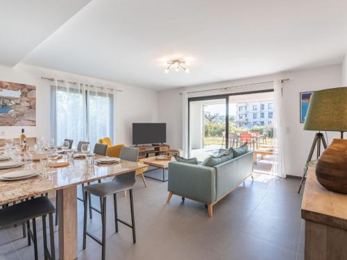 une salle à manger avec une longue table et des chaises dans l'établissement Apartment Domaine d'Arca-3 by Interhome, à Porto-Vecchio