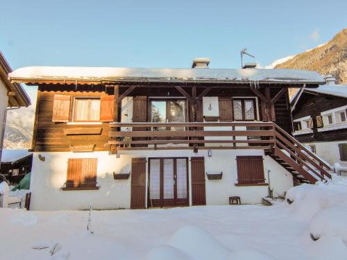 une maison avec de la neige devant elle dans l'établissement Apartment Maison Maffioli by Interhome, à Chamonix-Mont-Blanc