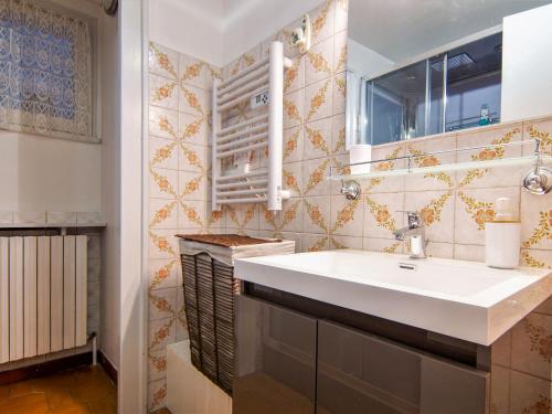 une salle de bain avec un lavabo et un miroir dans l'établissement Apartment Maison Maffioli by Interhome, à Chamonix-Mont-Blanc