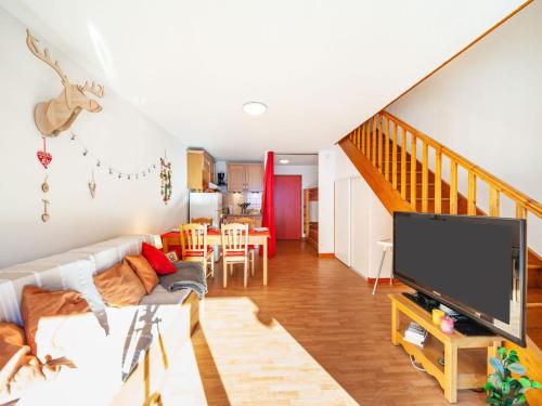 un salon avec un canapé et une télévision à écran plat dans l'établissement Apartment Les terrasses des bottières-1 by Interhome, à Saint-Pancrace