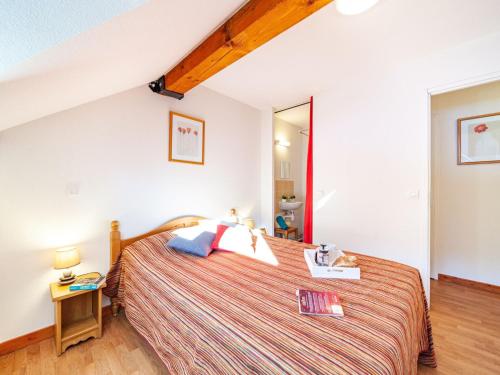 une chambre avec un grand lit dans une pièce dans l'établissement Apartment Les terrasses des bottières-1 by Interhome, à Saint-Pancrace