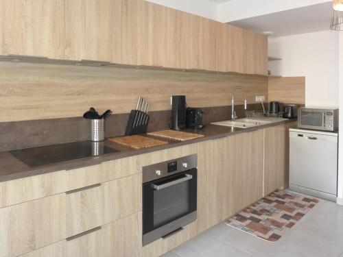 une cuisine avec une cuisinière et un évier dans l'établissement Apartment Les Calanques de Saint Aygulf by Interhome, à Saint-Aygulf