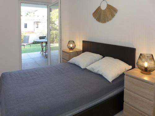 une chambre avec un lit avec deux oreillers dans l'établissement Apartment Les Calanques de Saint Aygulf by Interhome, à Saint-Aygulf