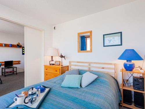 Un pat sau paturi într-o cameră la Apartment Lunik Orion-48 by Interhome
