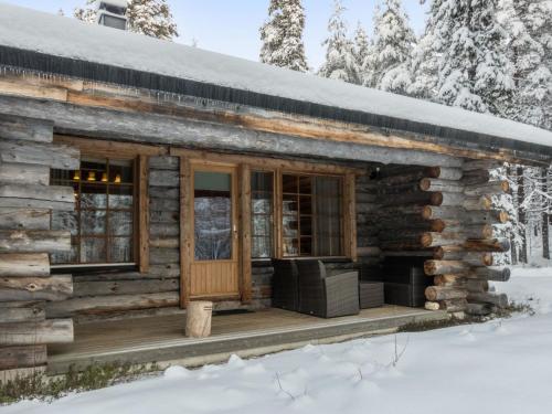 a log cabin in the snow at Holiday Home Sallan savu a by Interhome in Salla
