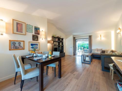 Et opholdsområde på Holiday Home Les Cottages des Mûriers by Interhome