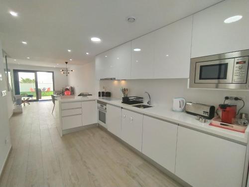 uma cozinha com armários brancos e uma bancada em Apartment Residencial Panoramic by Interhome em Cala de Finestrat