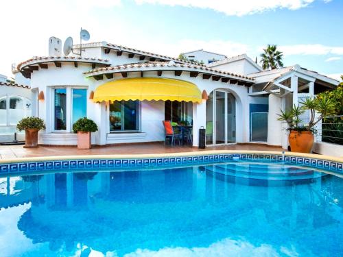 Bazén v ubytování Villa Villa Charly by Interhome nebo v jeho okolí