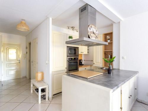 - une cuisine avec un comptoir et une cuisinière four supérieur dans l'établissement Studio Port de La Gavine-24 by Interhome, à Hyères
