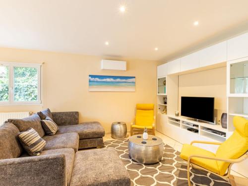 un salon avec un canapé, des chaises et une télévision dans l'établissement Villa L'Italienne by Interhome, à Saint-Cyr-sur-Mer