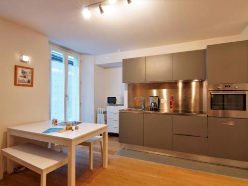 une cuisine avec une table et une table, ainsi qu'une table et un sidx de table dans l'établissement Apartment Le Paccard-2 by Interhome, à Chamonix-Mont-Blanc