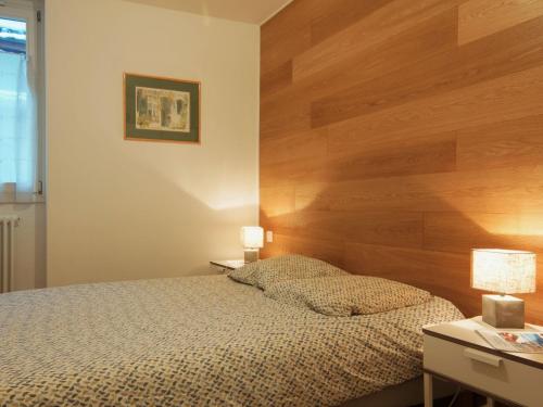 - une chambre avec une tête de lit en bois dans l'établissement Apartment Le Paccard-2 by Interhome, à Chamonix-Mont-Blanc