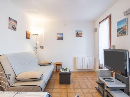 ein Wohnzimmer mit einem Bett und einem Flachbild-TV in der Unterkunft Holiday Home Le Hameau du Rivage by Interhome in Saint-Cyprien