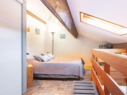 ein Schlafzimmer mit einem Bett in einem Zimmer in der Unterkunft Holiday Home Le Hameau du Rivage by Interhome in Saint-Cyprien