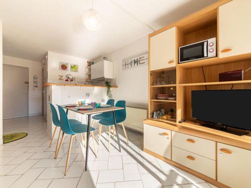 une cuisine et une salle à manger avec une table et des chaises dans l'établissement Apartment Ulysse plage 1 by Interhome, à La Grande Motte