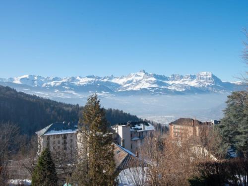 une ville avec des montagnes enneigées en arrière-plan dans l'établissement Apartment Bel Alp 23 by Interhome, à Saint-Gervais-les-Bains