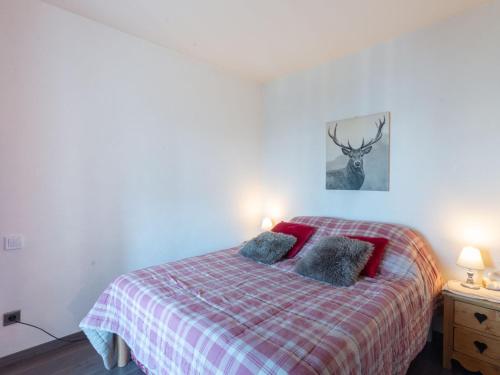 - une chambre dotée d'un lit avec une couverture en tresse et 2 oreillers dans l'établissement Apartment Bel Alp 23 by Interhome, à Saint-Gervais-les-Bains