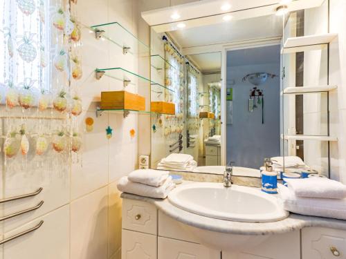 une salle de bain avec un lavabo et un miroir dans l'établissement Apartment Les Jardins du Nil by Interhome, au Cap d'Agde