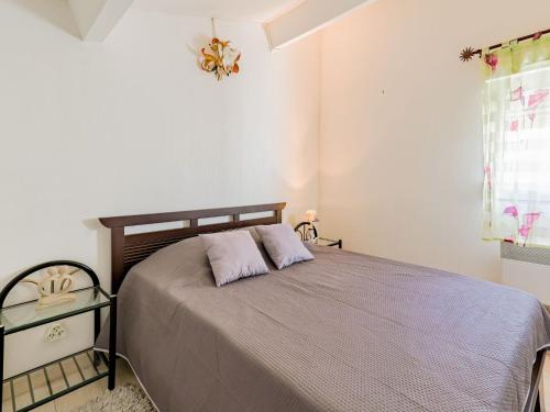une chambre avec un lit et une fenêtre dans l'établissement Apartment Les Jardins du Nil by Interhome, au Cap d'Agde