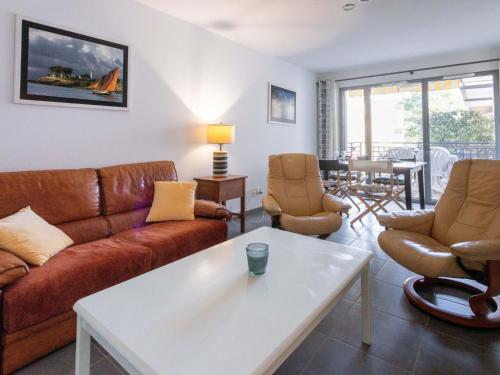 un salon avec un canapé, des chaises et une table dans l'établissement Apartment Les Amarres de l'Aiguillon-3 by Interhome, à Arcachon