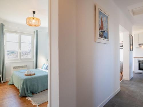 une chambre avec un lit dans une pièce avec une fenêtre dans l'établissement Apartment Errepira by Interhome, à Guéthary
