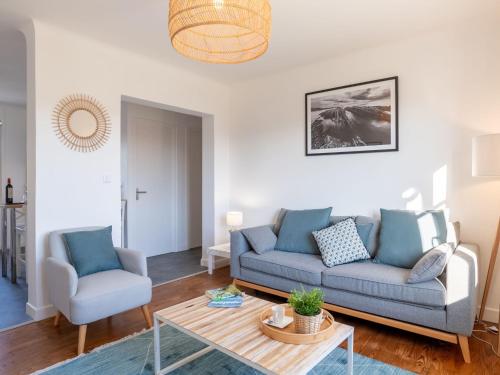 - un salon avec un canapé et deux chaises dans l'établissement Apartment Errepira by Interhome, à Guéthary