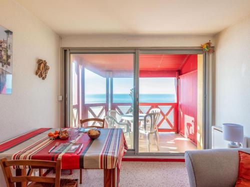 une salle à manger avec une table et une vue sur l'océan dans l'établissement Apartment Primavéra-10 by Interhome, à Lacanau-Océan