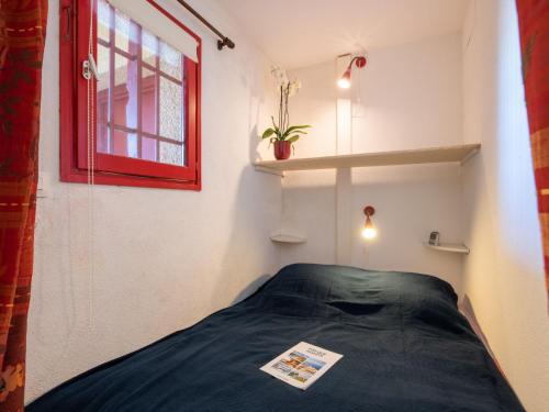 une petite chambre avec un lit et une fenêtre dans l'établissement Apartment Primavéra-10 by Interhome, à Lacanau-Océan