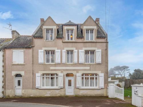 une vieille maison en briques avec des volets blancs dans l'établissement Holiday Home Maison Rose by Interhome, à Saint-Pierre-Quiberon