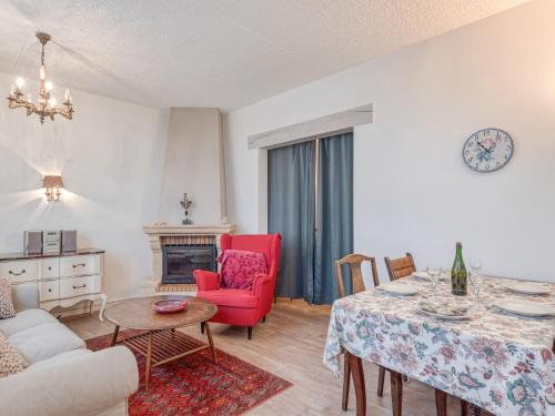 un salon avec une table et une chaise rouge dans l'établissement Holiday Home Maison Rose by Interhome, à Saint-Pierre-Quiberon
