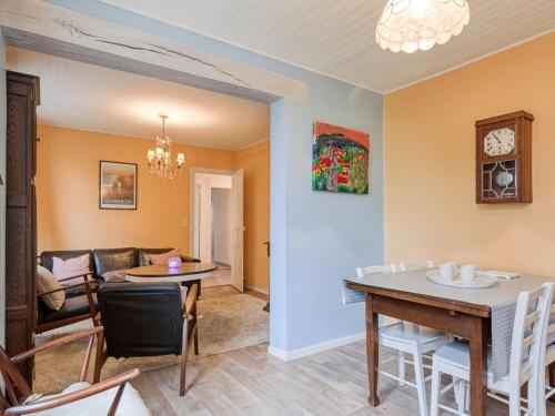 une salle à manger et un salon avec une table et des chaises dans l'établissement Holiday Home Maison Rose by Interhome, à Saint-Pierre-Quiberon