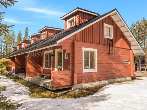 una casa con una casa roja en Holiday Home Poropailakka 1 by Interhome, en Sirkka
