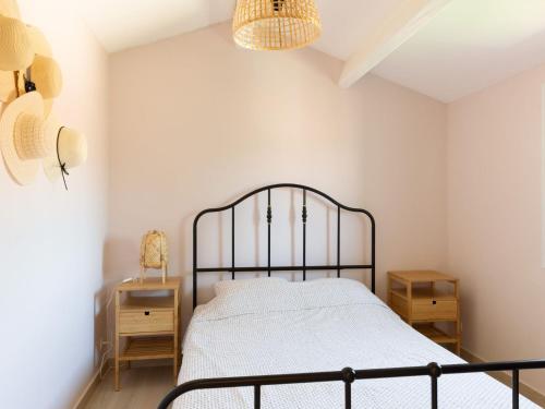 une chambre avec un lit et deux tables de nuit dans l'établissement Holiday Home La Discrete by Interhome, à Sanary-sur-Mer