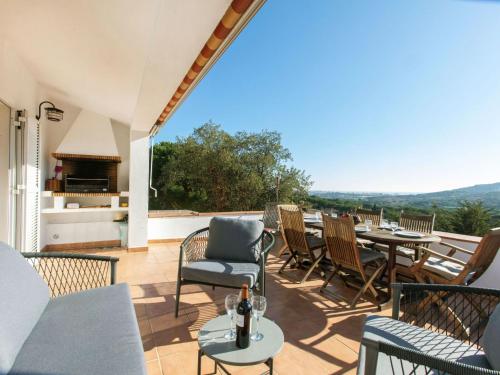 un patio con sillas y una mesa con vistas en Holiday Home El Suro by Interhome, en Calonge