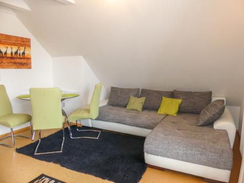 - un salon avec un canapé et une table dans l'établissement Apartment Das Stadthaus-2 by Interhome, à Saalfelden
