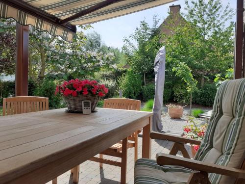 een houten tafel en stoelen op een patio bij Villa Villa Kievit by Interhome in De Haan
