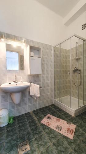 Bilik mandi di Villa Napsugár