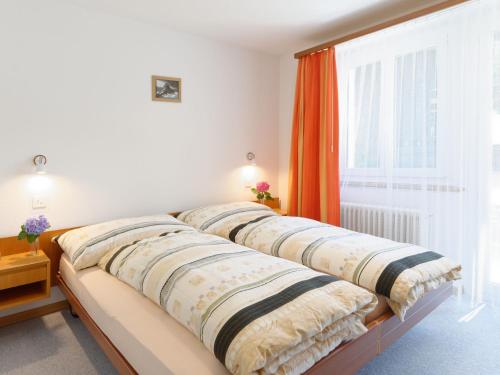 - 2 lits dans une chambre avec fenêtre dans l'établissement Apartment Hubertus-2 by Interhome, à Zermatt