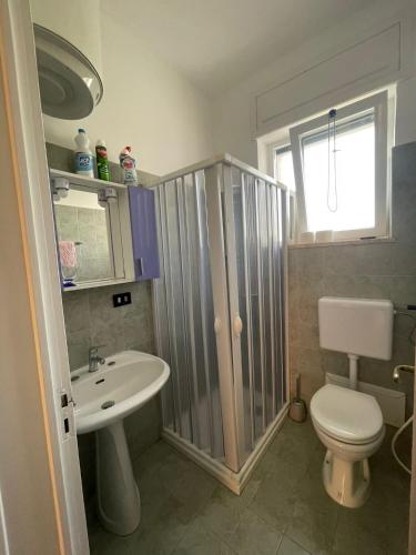 a bathroom with a shower and a toilet and a sink at casa comoda a due passi dal mare in Il Monte