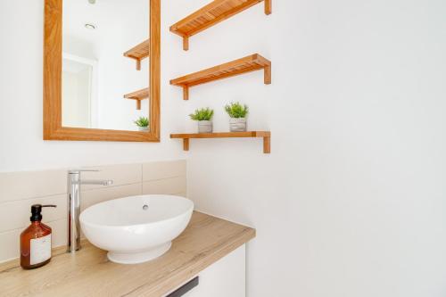 une salle de bain avec un lavabo et un miroir dans l'établissement NOCNOC - Le Magnifique, à Lille