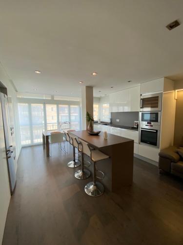 A kitchen or kitchenette at Apartamento de Lujo Benicasim - Primera Línea
