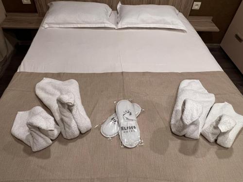 Postel nebo postele na pokoji v ubytování Elross Hotel
